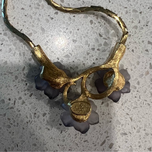 GIVENCHY Lucite Molded Floral Necklace Vintage Light Purple authentic gold tone - Picture 5 of 5